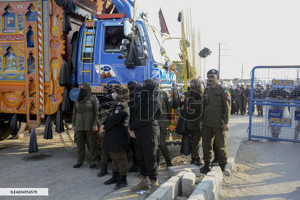Khan Supporters Protest Outside Rawalpindi Jail - Pakistan