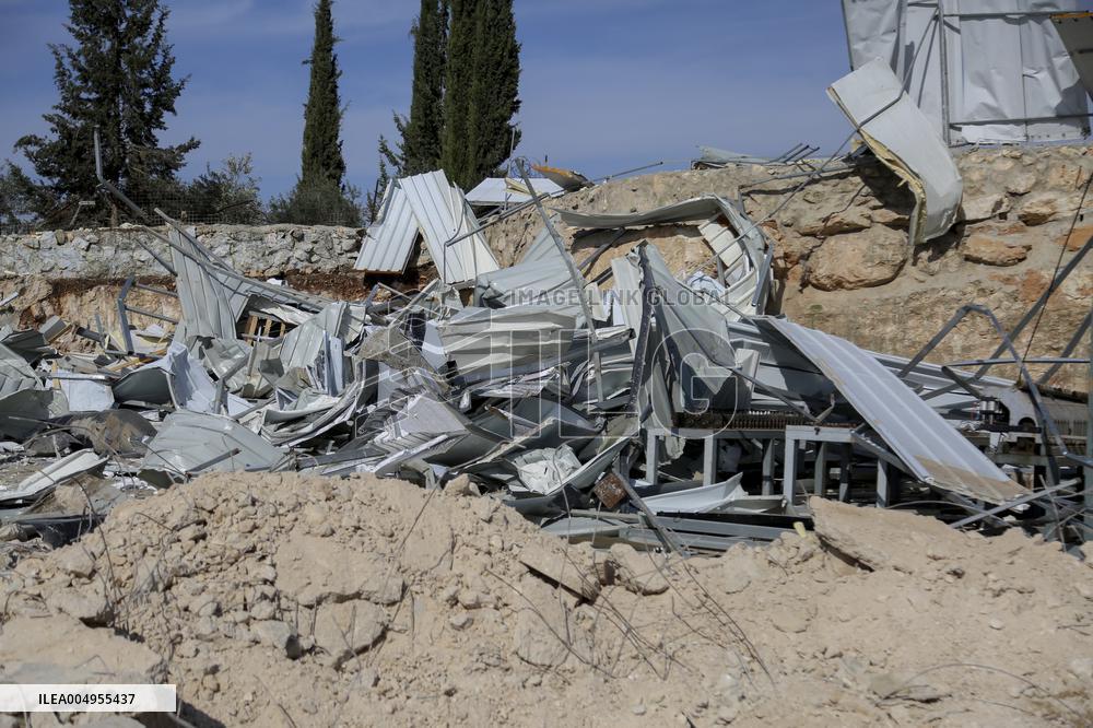 Israeli Forces Demolish Hebron Factory - Palestine