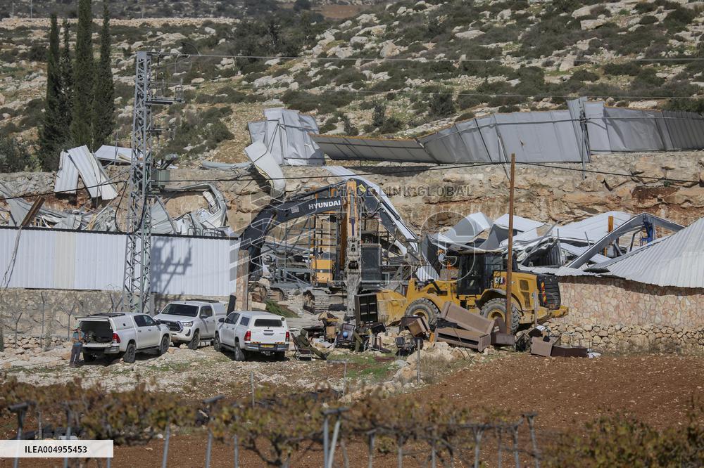 Israeli Forces Demolish Hebron Factory - Palestine