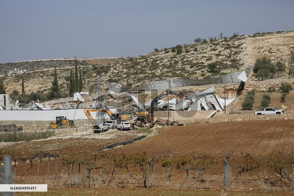 Israeli Forces Demolish Hebron Factory - Palestine