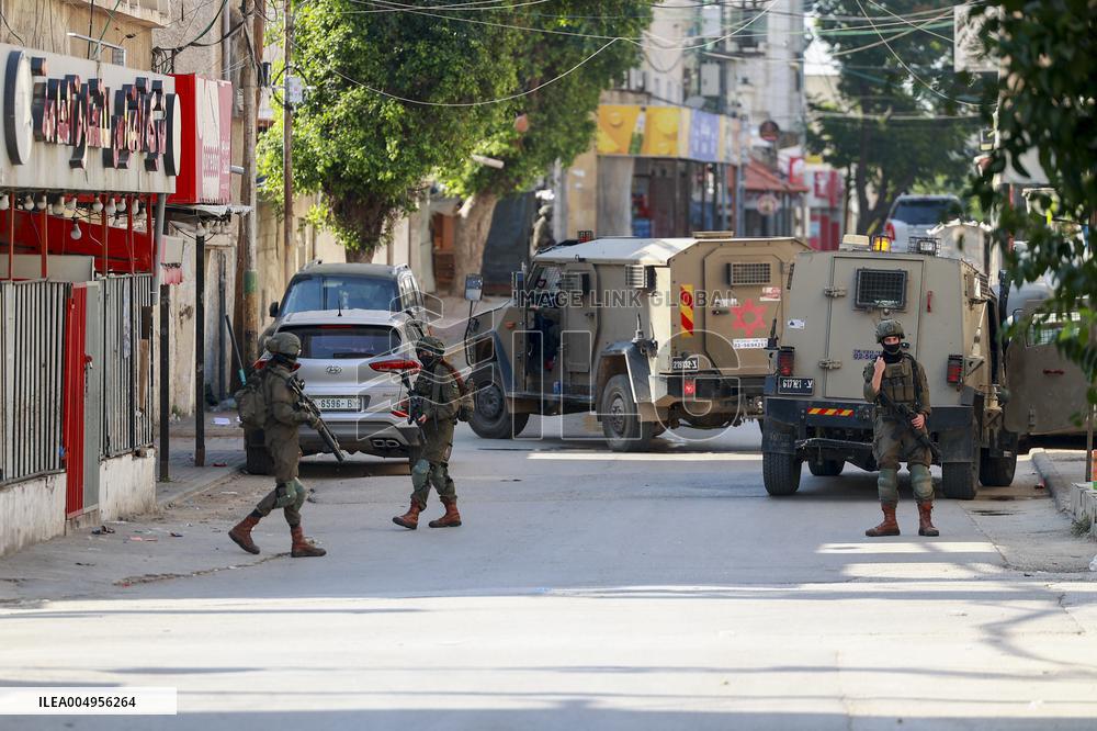 Israeli Forces Detain Qalqilya Palestinian - West Bank