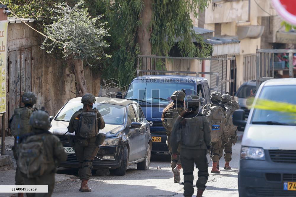 Israeli Forces Detain Qalqilya Palestinian - West Bank