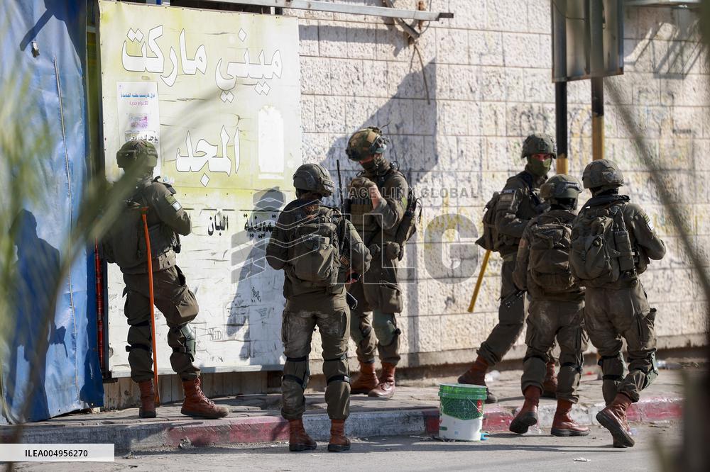 Israeli Forces Detain Qalqilya Palestinian - West Bank