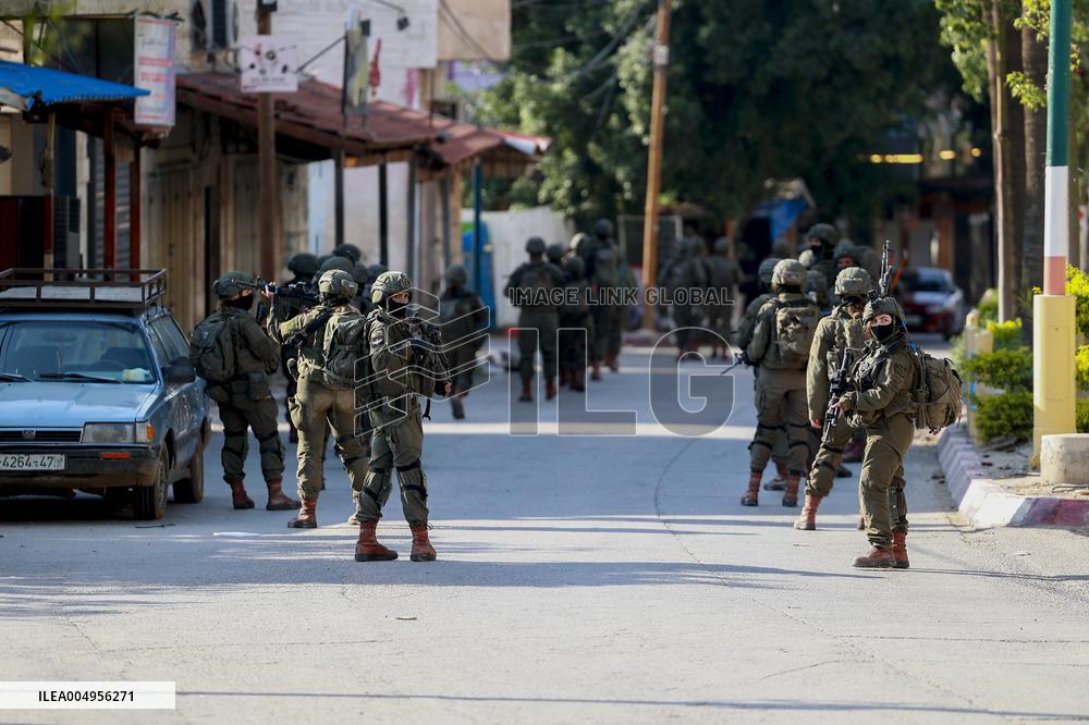 Israeli Forces Detain Qalqilya Palestinian - West Bank