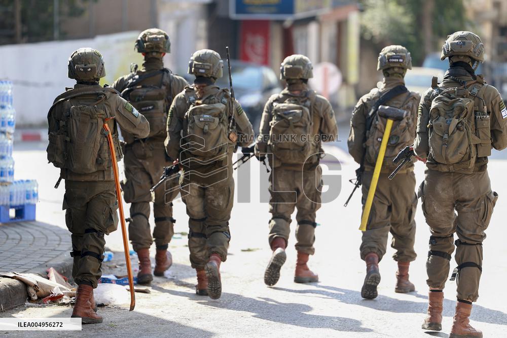 Israeli Forces Detain Qalqilya Palestinian - West Bank