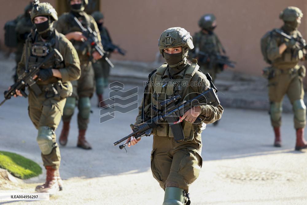 Israeli Forces Detain Qalqilya Palestinian - West Bank
