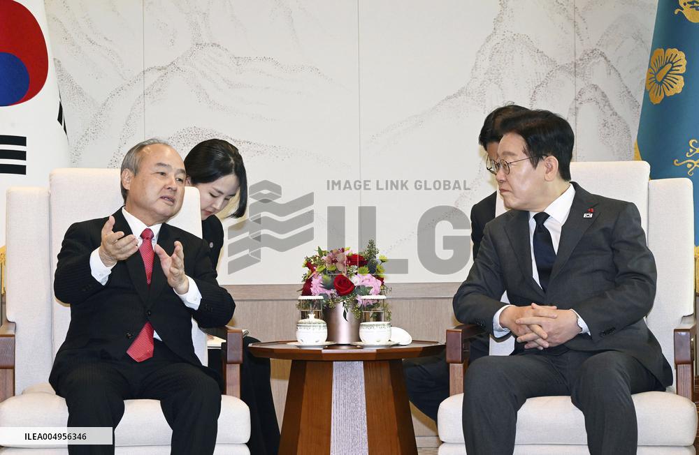 S. Korean president Lee meets SoftBank CEO Son
