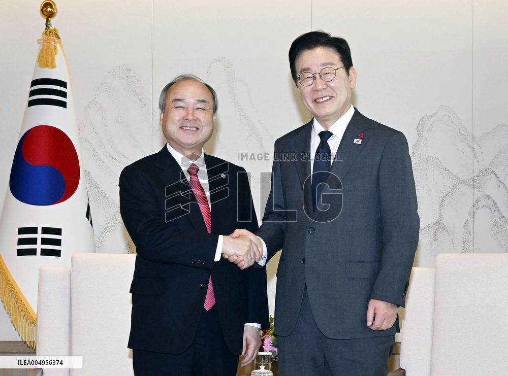 S. Korean president Lee meets SoftBank CEO Son