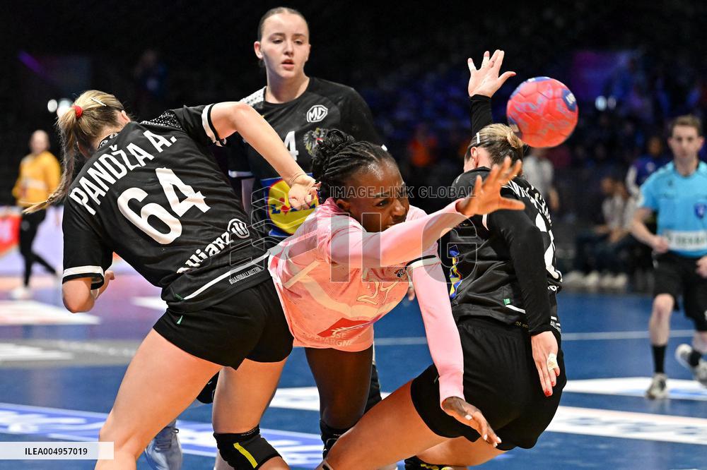 IHF Women's Handball World Championship - France v Austria