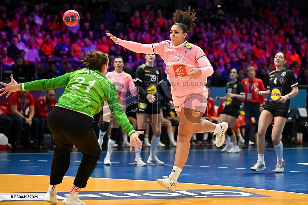 IHF Women's Handball World Championship - France v Austria