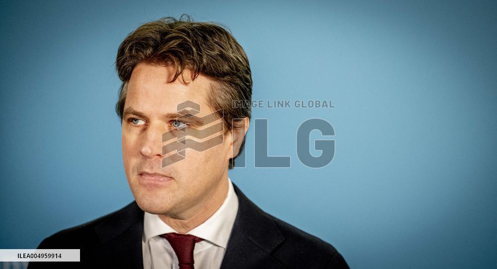 Informateur Sybrand Buma Continues To Speak With Party Leaders - The Hague