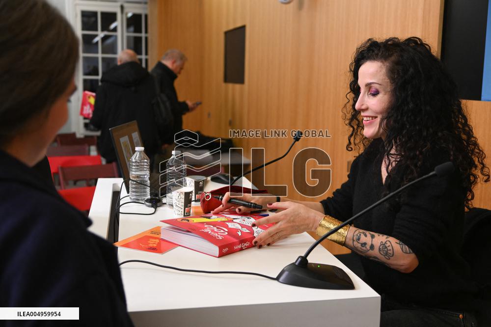 The illustrator Coco Signs Her New Book - Paris