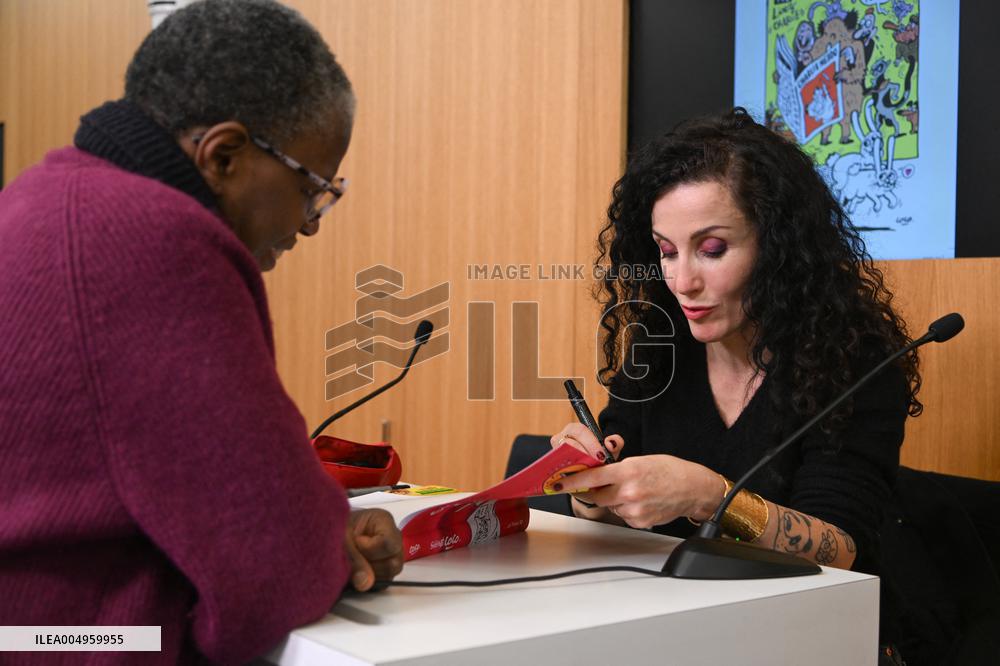 The illustrator Coco Signs Her New Book - Paris