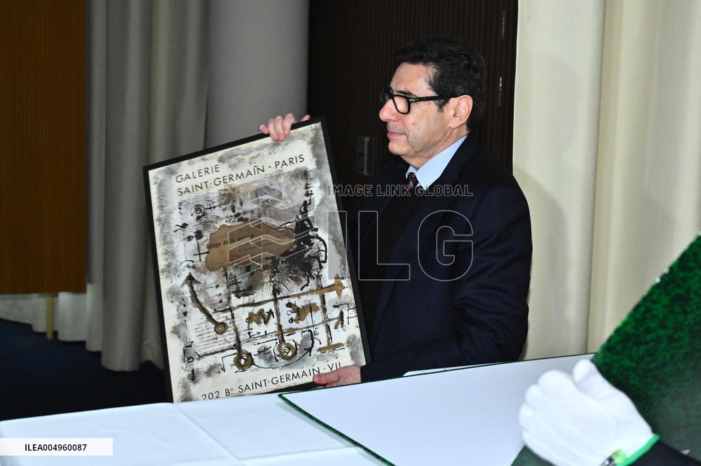 NOBEL CHAIRS ARE SIGNED BY THE PRIZE WINNERS