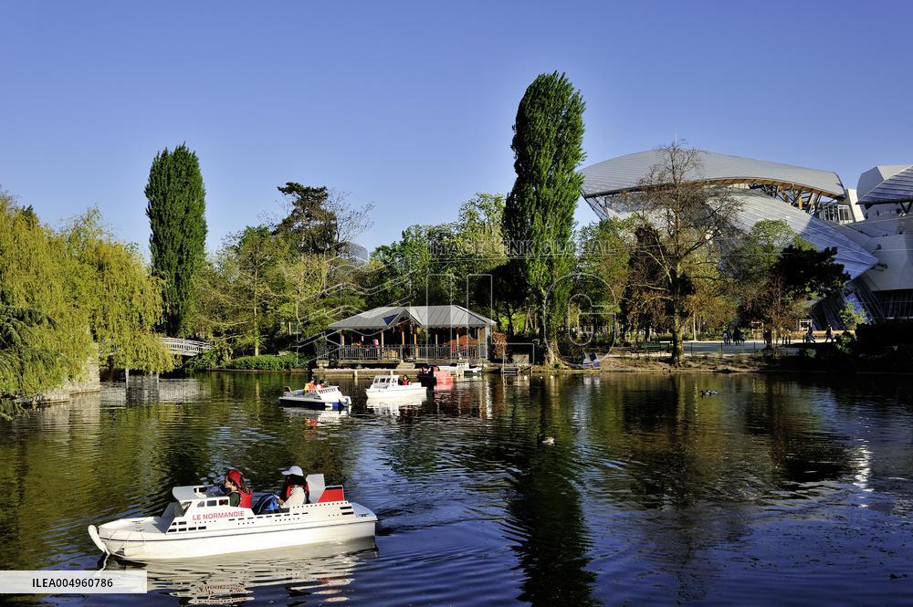 FRANCE, PARIS (75) BOIS DE BOULOGNE, JARDIN D'ACCLIMATATION, RADIO CONTROL BOATS BASIN, IN BACKGROUND THE FONDATION LOUIS VUITTO