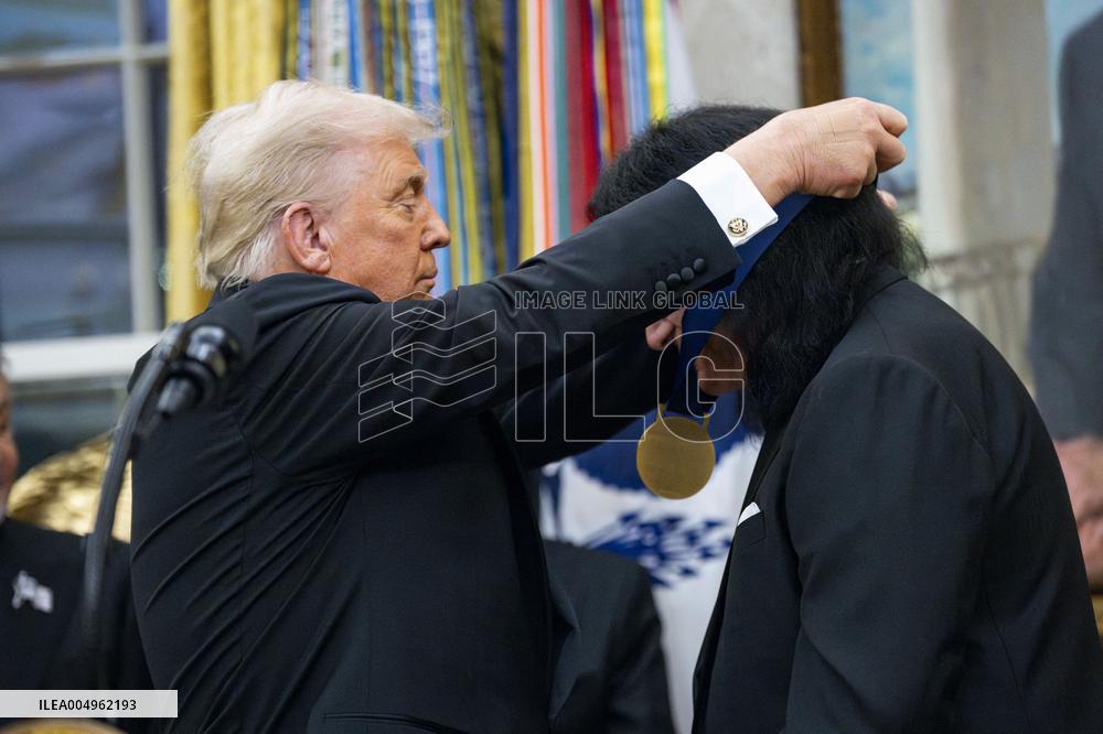 President Donald Trump Awards 2025 Kennedy Center Honorees With Medallions