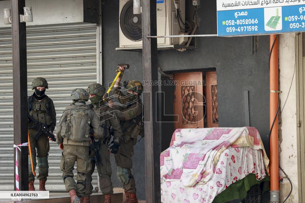 Israeli Forces Detain Qalqilya Palestinian - Palestine