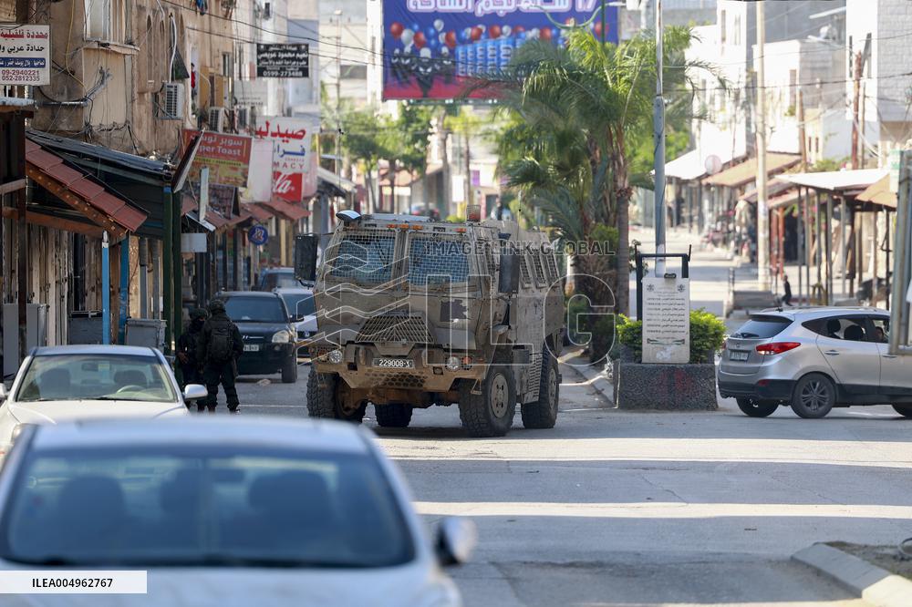 Israeli Forces Detain Qalqilya Palestinian - Palestine