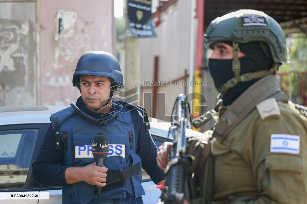 Israeli Forces Detain Qalqilya Palestinian - Palestine