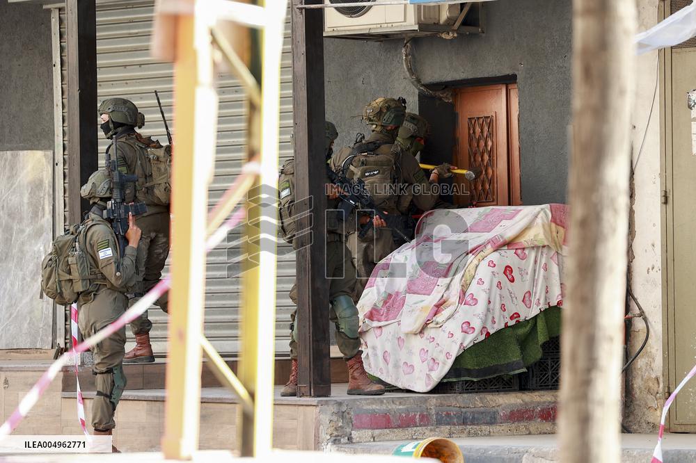 Israeli Forces Detain Qalqilya Palestinian - Palestine