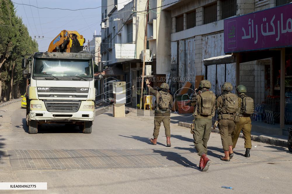 Israeli Forces Detain Qalqilya Palestinian - Palestine