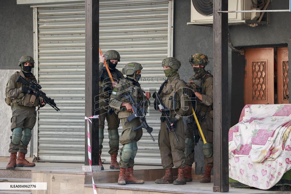 Israeli Forces Detain Qalqilya Palestinian - Palestine
