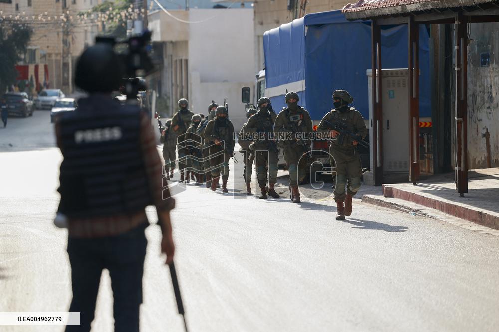 Israeli Forces Detain Qalqilya Palestinian - Palestine