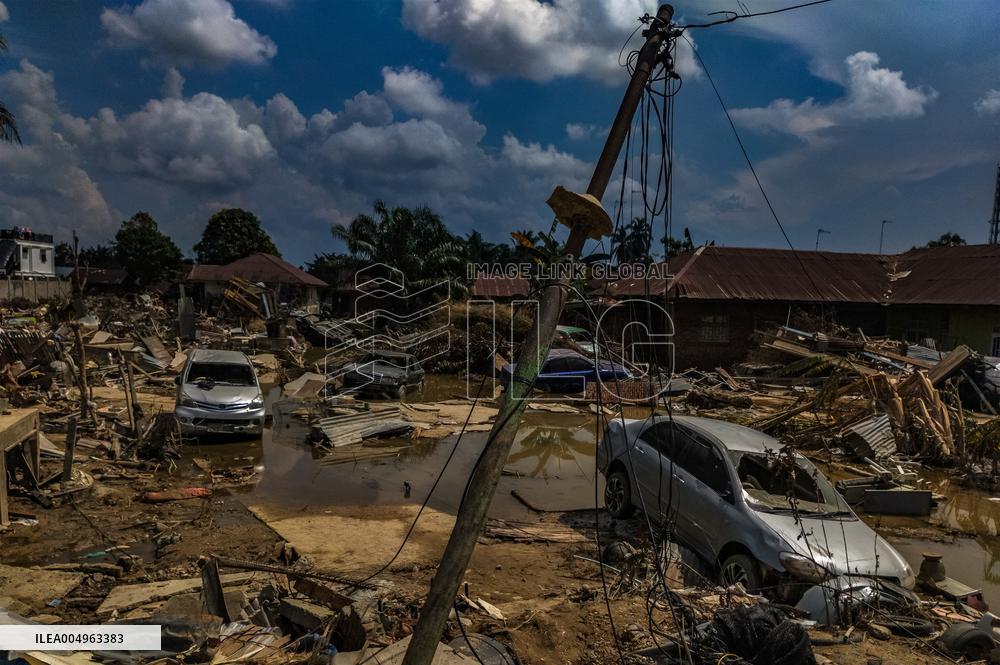 Death Toll From Devastating Floods Passes 900 - Indonesia