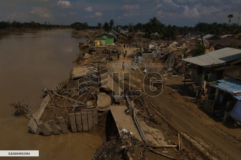 Death Toll From Devastating Floods Passes 900 - Indonesia