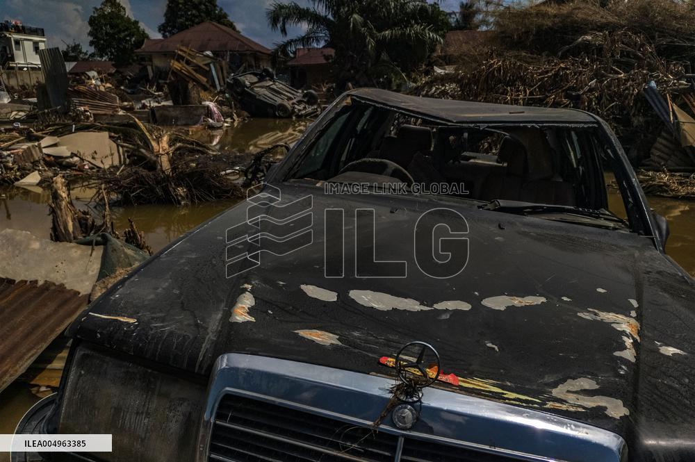 Death Toll From Devastating Floods Passes 900 - Indonesia