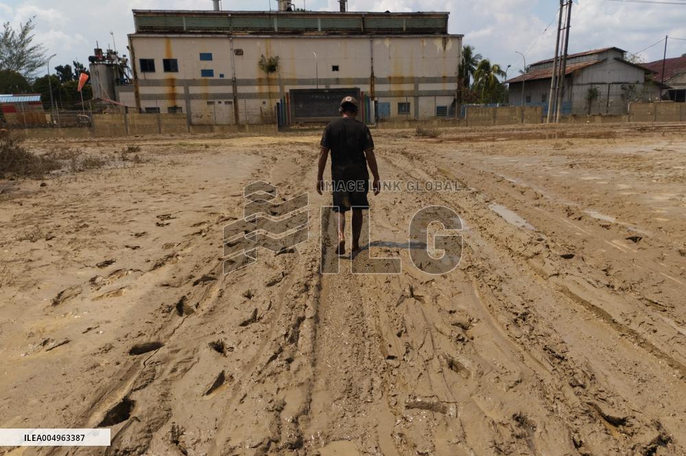 Death Toll From Devastating Floods Passes 900 - Indonesia