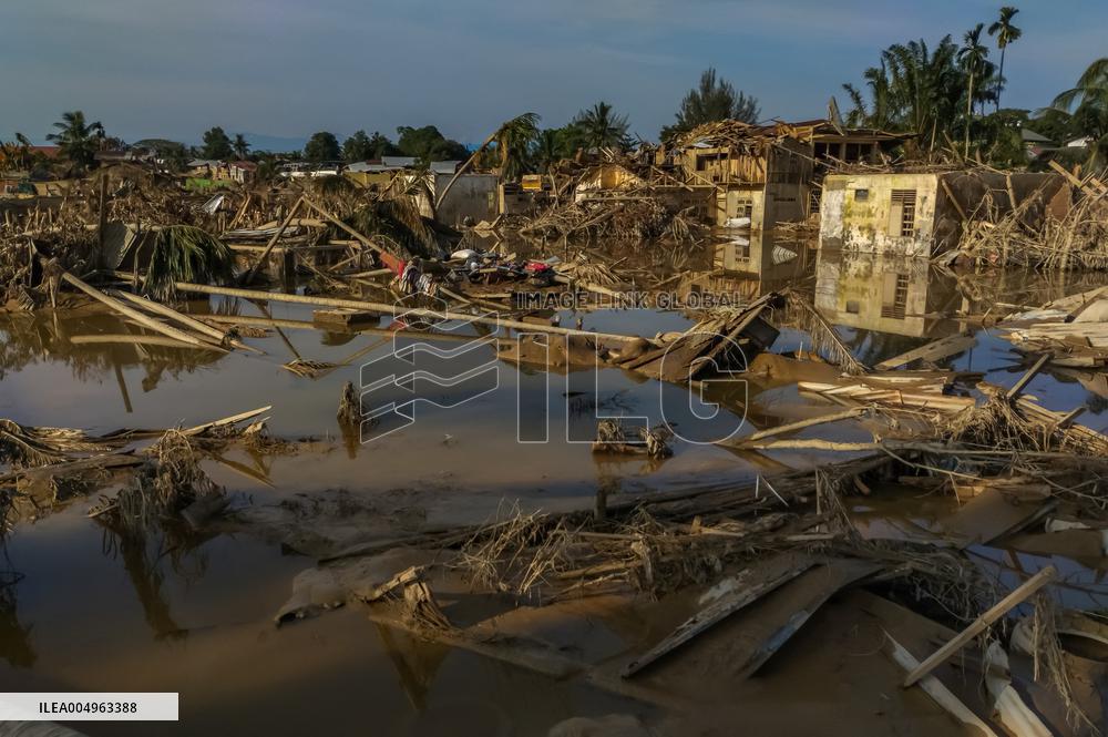 Death Toll From Devastating Floods Passes 900 - Indonesia