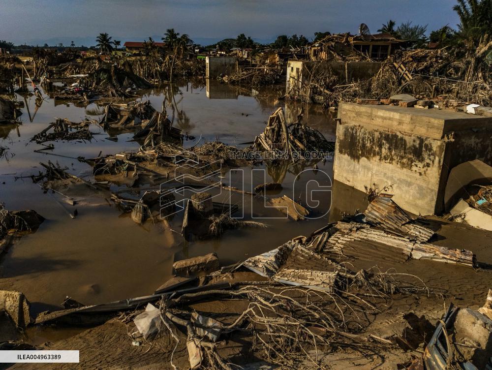 Death Toll From Devastating Floods Passes 900 - Indonesia