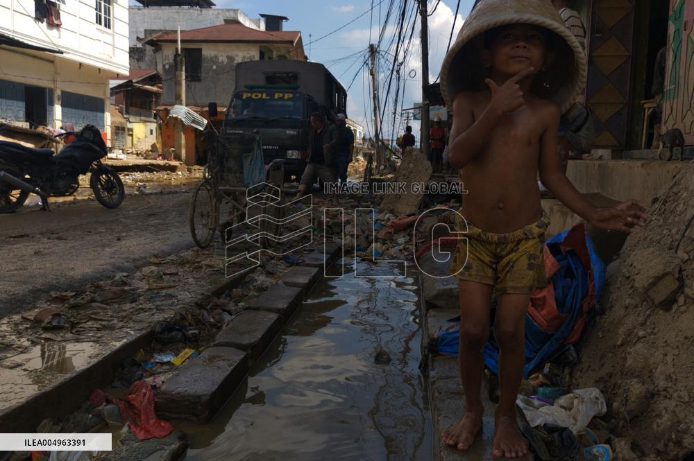 Death Toll From Devastating Floods Passes 900 - Indonesia