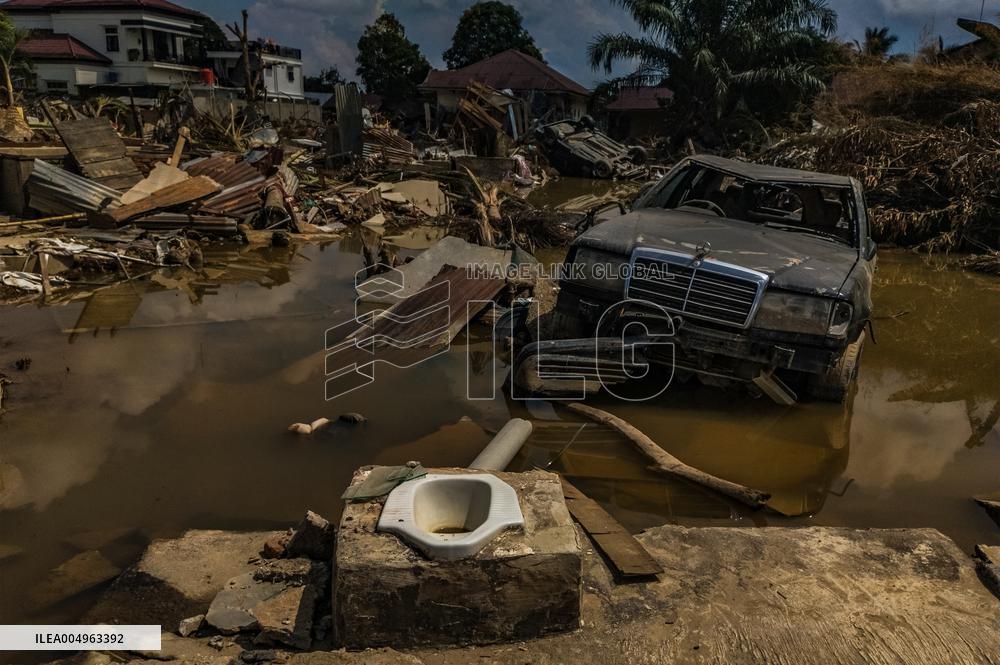 Death Toll From Devastating Floods Passes 900 - Indonesia