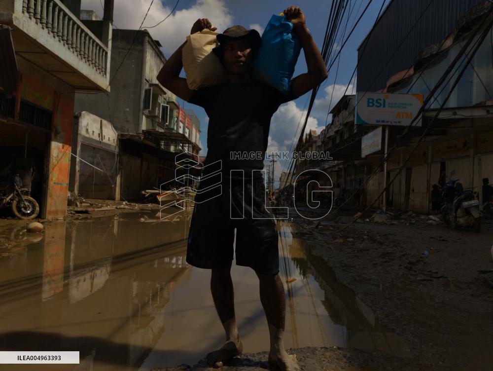 Death Toll From Devastating Floods Passes 900 - Indonesia