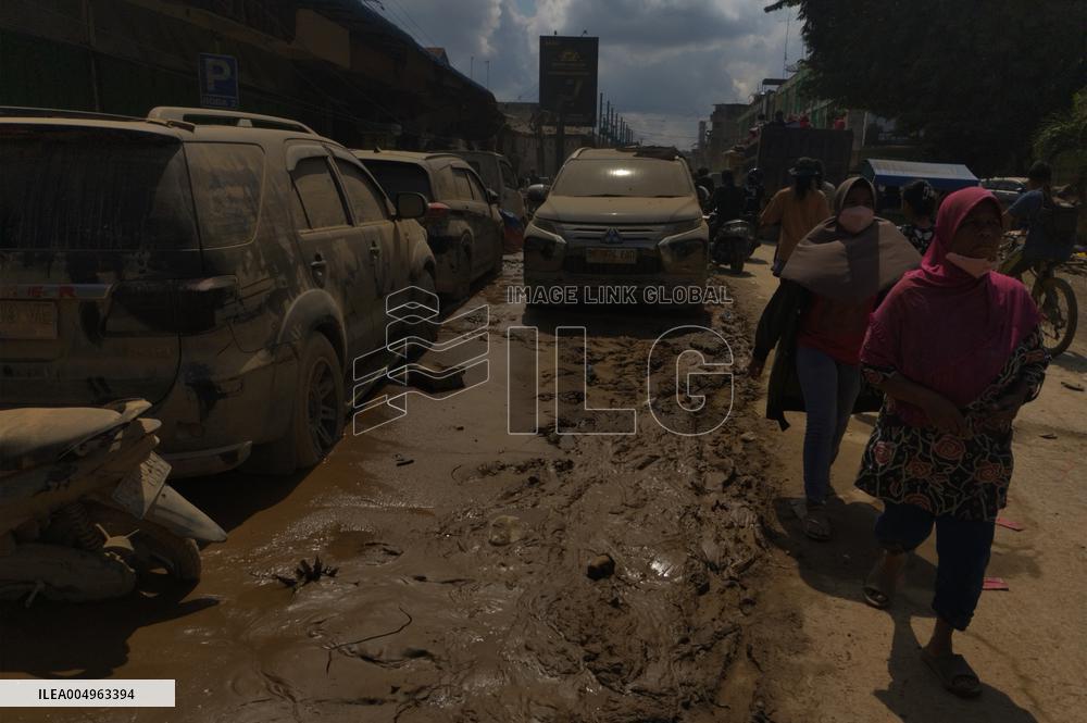 Death Toll From Devastating Floods Passes 900 - Indonesia