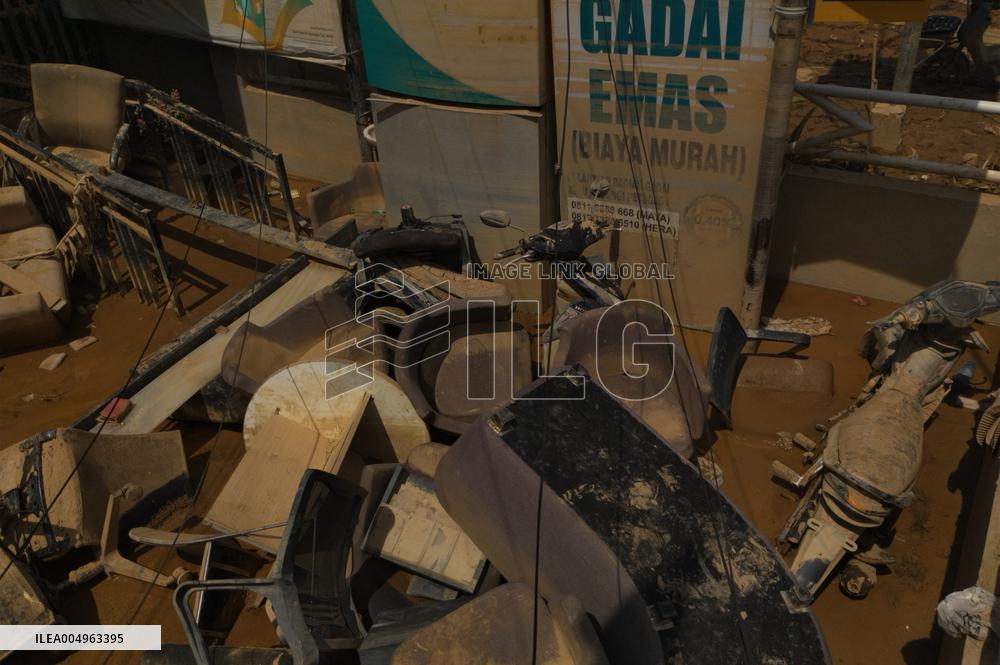 Death Toll From Devastating Floods Passes 900 - Indonesia