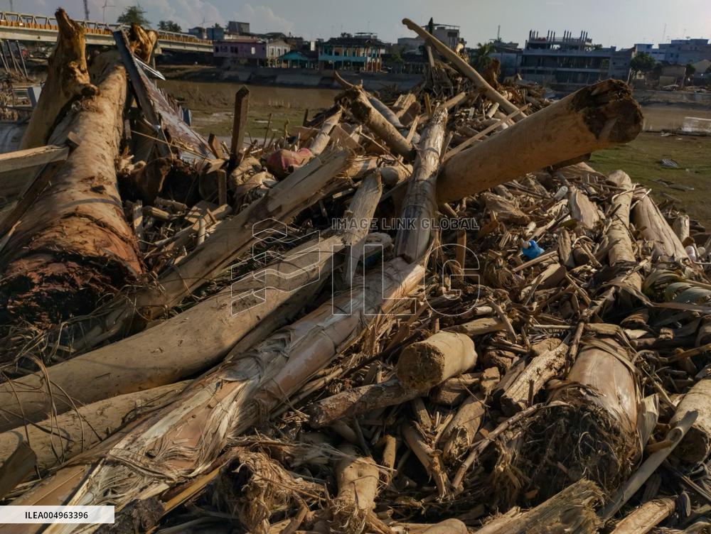 Death Toll From Devastating Floods Passes 900 - Indonesia