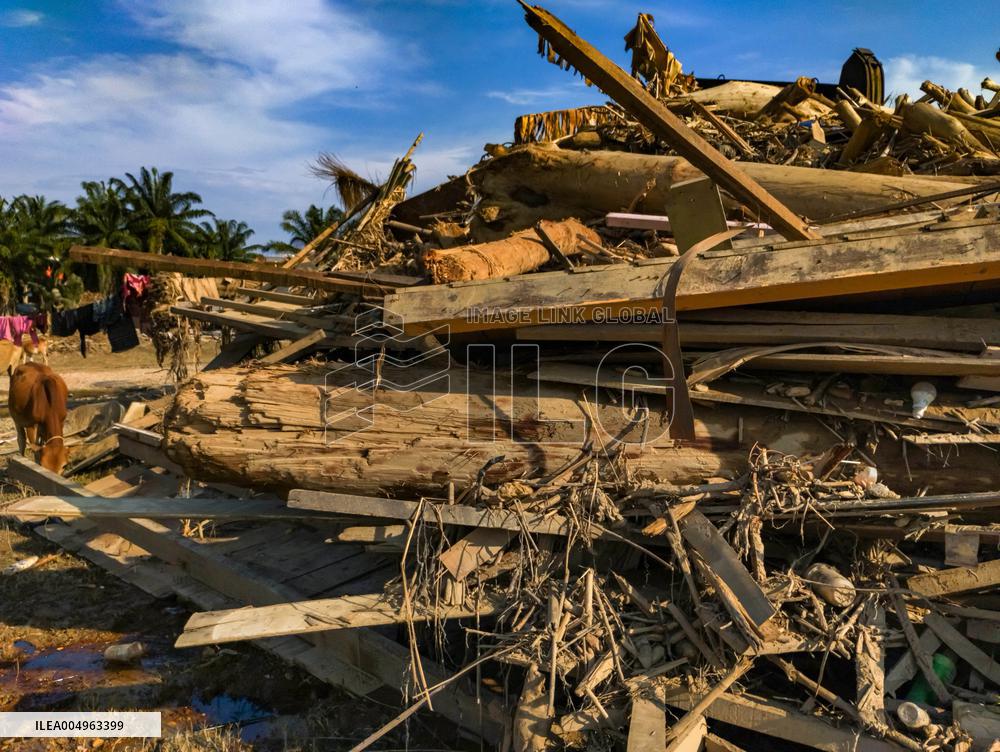 Death Toll From Devastating Floods Passes 900 - Indonesia