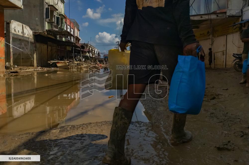 Death Toll From Devastating Floods Passes 900 - Indonesia