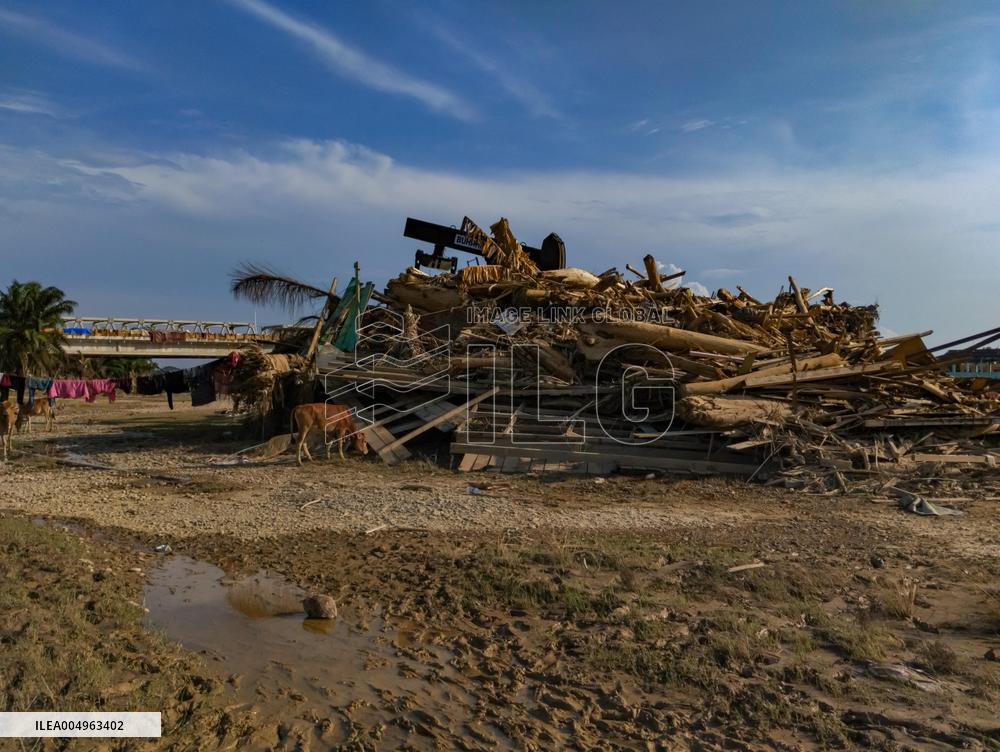 Death Toll From Devastating Floods Passes 900 - Indonesia