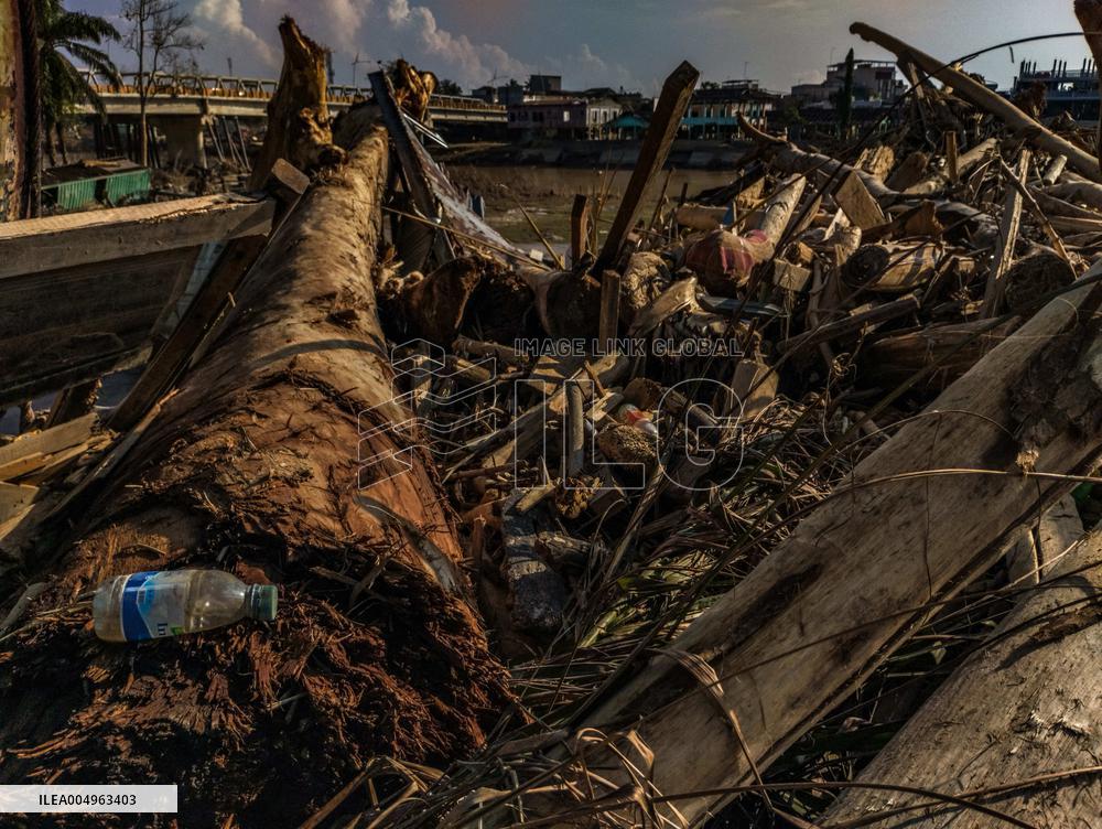 Death Toll From Devastating Floods Passes 900 - Indonesia