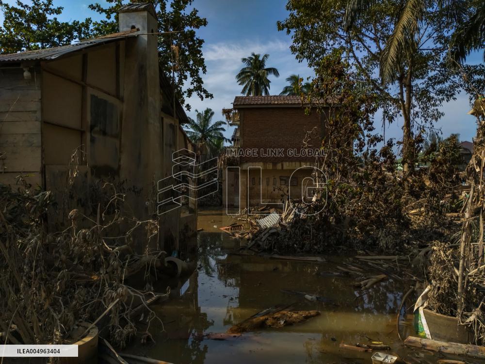 Death Toll From Devastating Floods Passes 900 - Indonesia
