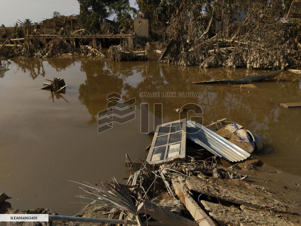Death Toll From Devastating Floods Passes 900 - Indonesia