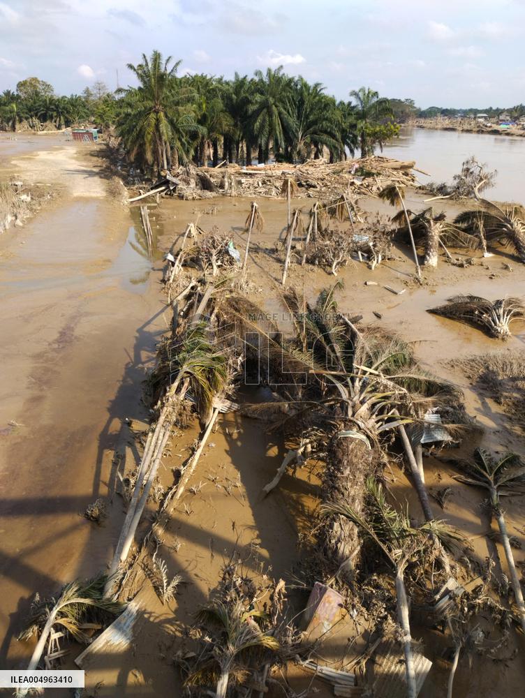 Death Toll From Devastating Floods Passes 900 - Indonesia