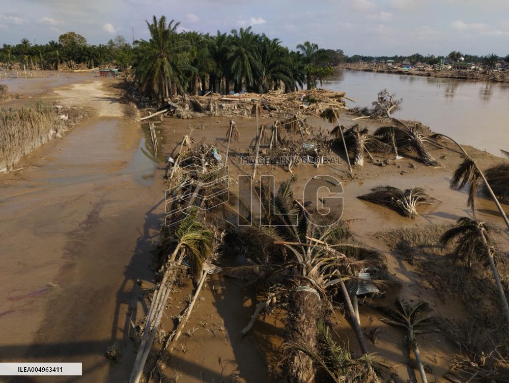 Death Toll From Devastating Floods Passes 900 - Indonesia