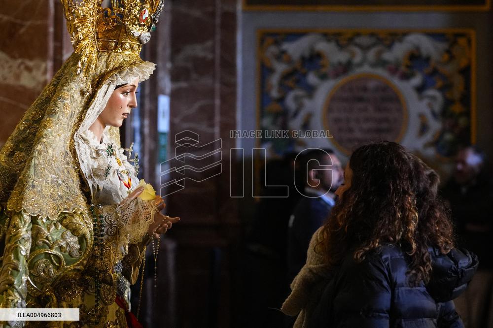 Santa Maria de la Esperanza Macarena Returns to Worship - Seville