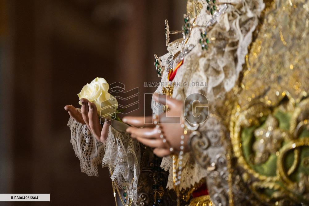 Santa Maria de la Esperanza Macarena Returns to Worship - Seville