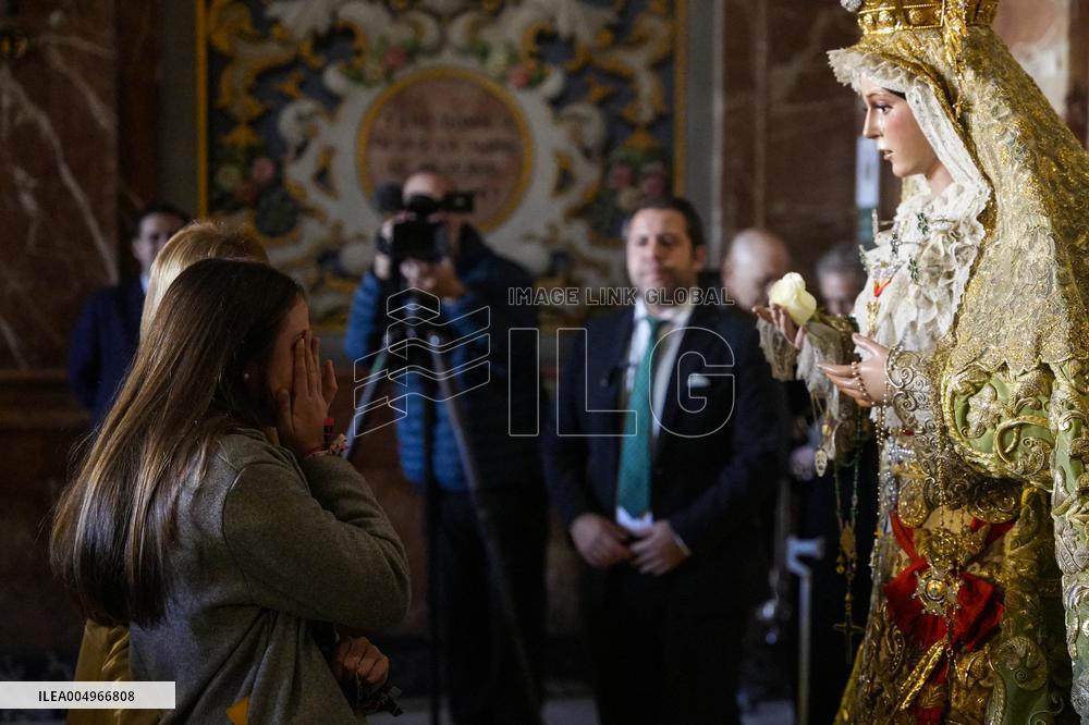 Santa Maria de la Esperanza Macarena Returns to Worship - Seville